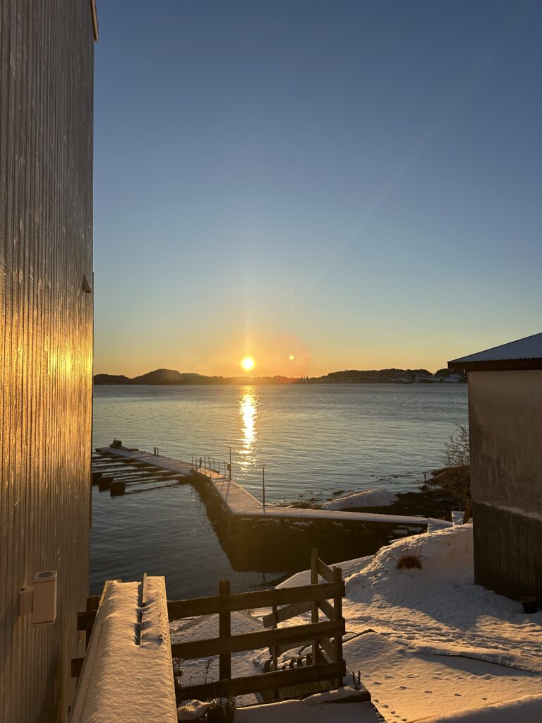 Brygge vinterstid med sol