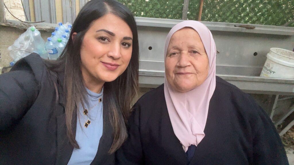 Ghada sammen med sin bestemor